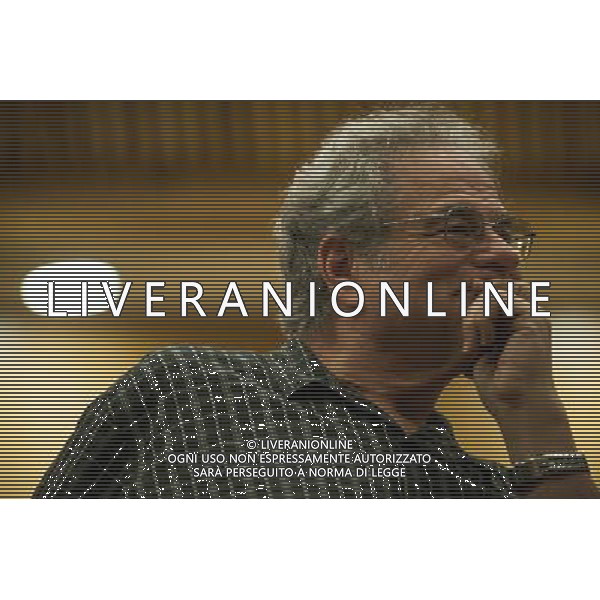 (140425) -- TEL AVIV, April 25, 2014 () -- Israeli-American legendary violinist Itzhak Perlman gestures during a press conference at the Israel Conservatory of Music in Tel Aviv, Israel, on April 24, 2014. Itzhak Perlman conducts the Perlman Music Program (PMP), an intensive two-and-a-half week residency program for 37 exceptionally gifted musicians this year. These string players, aged 13 to 19, are of rare and special talent and hand-picked by the PMP faculty led by Itzhak Perlman. During the residency at the Israel Conservatory of Music, 18 students from Australia, Canada, Hungary, Norway and the United States live and work alongside 19 exceptionally talented string players from Tel Aviv. Founded 20 years ago, the PMP offers unparalleled musical training to young string players of rare and special talent. With the guidance of a world-class faculty led by Itzhak Perlman, the PMP develops the future leaders of classical music within a nurturing and supportive community. (/Li Rui) ©PHOTOSHOT/AGENZIA ALDO LIVERANI SAS - ITALY ONLY - EDITORIAL USE ONLY - Il leggendario violinista israelo- americano Itzhak Perlman nel corso di una conferenza stampa presso il Conservatorio di Musica di Israele a Tel Aviv , Israele , il 24 aprile 2014.