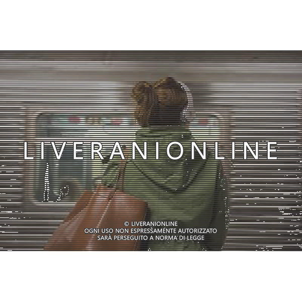 A music listener wears her Beats by Dr. Dre over the ear headphones on a subway platform in New York on Thursday, April 24, 2014. ©PHOTOSHOT/AGENZIA ALDO LIVERANI SAS - ITALY ONLY - EDITORIAL USE ONLY - Vedute della citta\' di New York - Vita quotidiana