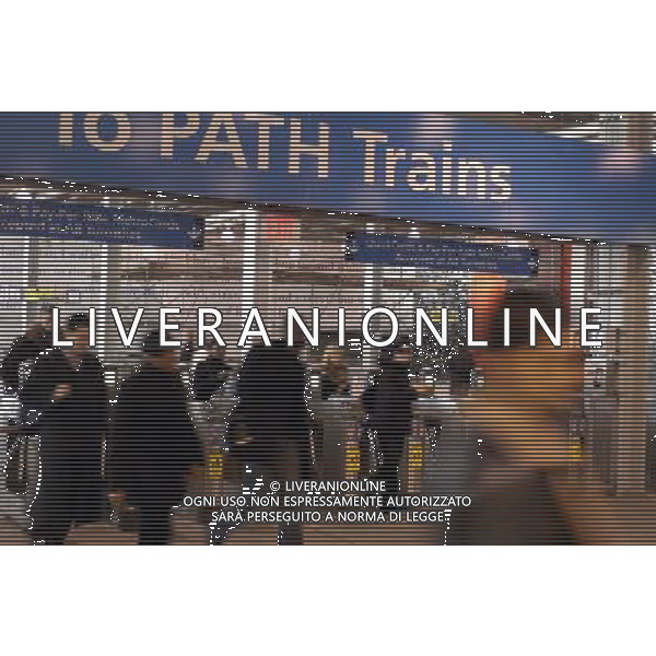 Commuters on the PATH trains at the World Trade Center station on February 21, 2006. A report released by the Citizens Budget Commission recommends that the Port Authority of New York and New Jersey turn over operations of the money losing PATH system to New Jersey Transit. The rail system is the only transit system in the country not supported by taxpayer funds. It gets its operating expenses from its passengers and money the Port Authority earns from its control of the airports and shipping terminals. These finances are considered unsustainable. Originally the Hudson and Manhattan Railroad (Hudson Tubes), the Port Authority Trans-Hudson (PATH) serves Manhattan and points in NJ as far as Newark. Revenue service began in 1908. The Port Authority took over operation in 1962 in a real estate deal enabling them to build the World Trade Center over the Lower Manhattan loop around. ( Richard B. Levine) Photo via Newscom - Vedute della citta\' di New York - Vita quotidiana