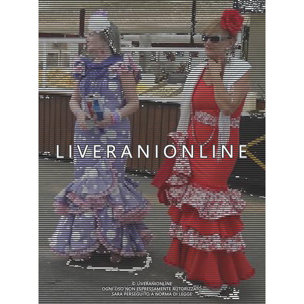 (140428) -- BARCELONA, April 28, 2014 () -- Local women dressed in traditional flamenco style dresses take part in the April Fair of Catalonia, in Barcelona, Spain, April 27, 2014. The April Fair of Catalonia is an annual event held in the Catalan capital of Barcelona, Spain. It usually takes place over the last week of April and the first week of May. (/Zhou Zhe) ©PHOTOHSOT/AGENZIA ALDO LIVERANI SAS - ITALY ONLY - EDITORIAL USE ONLY - La popolazione in abiti tradizionali in stile flamenco prendere parte alla Fiera d\'Aprile di Catalogna, a Barcellona, Spagna, 27 aprile 2014.