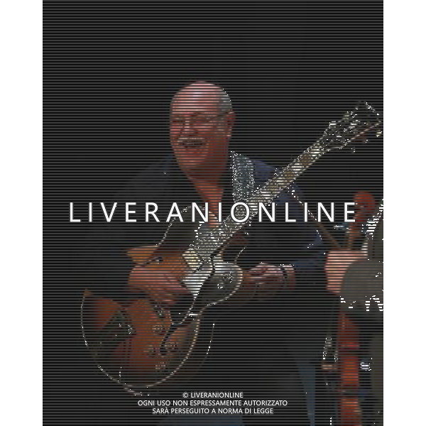 (140428) -- FRANKFURT, April 28, 2014 () -- Special guest of the Romeo Franz Ensemble, Joe Bawelino, performs at the International Theater in Frankfurt, Germany, on April 27, 2014. The Romeo Franz Ensemble is devoted to promoting the Sinti music tradition. (/Luo Huanhuan) ©PHOTOHSOT/AGENZIA ALDO LIVERANI SAS - ITALY ONLY - EDITORIAL USE ONLY - La Romeo Franz Ensemble si esibisce per la promozione della musica tradizionale Sinti al Teatro Internazionale di Francoforte, in Germania, il 27 Aprile 2014