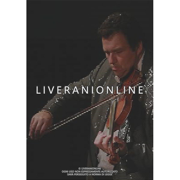 (140428) -- FRANKFURT, April 28, 2014 () -- Romeo Franz performs at the International Theater in Frankfurt, Germany, on April 27, 2014. The Romeo Franz Ensemble is devoted to promoting the Sinti music tradition. (/Luo Huanhuan) ©PHOTOHSOT/AGENZIA ALDO LIVERANI SAS - ITALY ONLY - EDITORIAL USE ONLY - La Romeo Franz Ensemble si esibisce per la promozione della musica tradizionale Sinti al Teatro Internazionale di Francoforte, in Germania, il 27 Aprile 2014