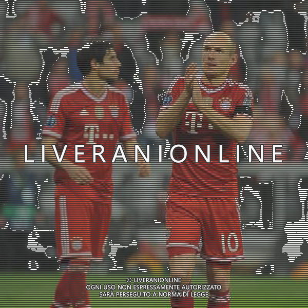 29.04.2014, Allianz Arena, Muenchen, GER, UEFA CL, FC Bayern Muenchen vs Real Madrid, Halbfinale, Ruckspiel, im Bild Arjen Robben (FC Bayern Muenchen) bedankt sich beim Publikum. Links Javier Martinez (FC Bayern Muenchen) // during the UEFA Champions League Round of 4, 2nd Leg Match between FC Bayern Munich vs Real Madrid at the Allianz Arena in Muenchen, Germany on 2014/04/30. EXPA Pictures © 2014, PhotoCredit: EXPA/ Eibner-Pressefoto/ Stuetzle *****ATTENTION - OUT of GER***** ©PHOTOSHOT/AGENZIA ALDO LIVERANI SAS - ITALY ONLY - EDITORIAL USE ONLY - BAYERN MONACO - REAL MADRID SEMIFINALE DI RITORNO CHAMPIONS LEAGUE