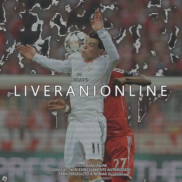 29.04.2014, Allianz Arena, Muenchen, GER, UEFA CL, FC Bayern Muenchen vs Real Madrid, Halbfinale, Ruckspiel, im Bild Gareth Bale (Real Madrid) im Zweikampf, Aktion, Kopfballduell mit David Alaba (FC Bayern Muenchen) // during the UEFA Champions League Round of 4, 2nd Leg Match between FC Bayern Munich vs Real Madrid at the Allianz Arena in Muenchen, Germany on 2014/04/30. EXPA Pictures © 2014, PhotoCredit: EXPA/ Eibner-Pressefoto/ Stuetzle *****ATTENTION - OUT of GER***** ©PHOTOSHOT/AGENZIA ALDO LIVERANI SAS - ITALY ONLY - EDITORIAL USE ONLY - BAYERN MONACO - REAL MADRID SEMIFINALE DI RITORNO CHAMPIONS LEAGUE