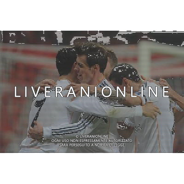 29.04.2014, Allianz Arena, Muenchen, GER, UEFA CL, FC Bayern Muenchen vs Real Madrid, Halbfinale, Ruckspiel, im Bild Gareth Bale (Real Madrid) umarmt den Rorschuetzen zum 0:3, Cristiano Ronaldo (Real Madrid) // during the UEFA Champions League Round of 4, 2nd Leg Match between FC Bayern Munich vs Real Madrid at the Allianz Arena in Muenchen, Germany on 2014/04/30. EXPA Pictures © 2014, PhotoCredit: EXPA/ Eibner-Pressefoto/ Stuetzle *****ATTENTION - OUT of GER***** ©PHOTOSHOT/AGENZIA ALDO LIVERANI SAS - ITALY ONLY - EDITORIAL USE ONLY - BAYERN MONACO - REAL MADRID SEMIFINALE DI RITORNO CHAMPIONS LEAGUE