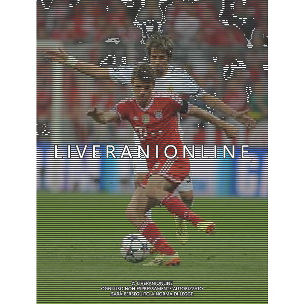 29.04.2014, Allianz Arena, Muenchen, GER, UEFA CL, FC Bayern Muenchen vs Real Madrid, Halbfinale, Ruckspiel, im Bild Thomas Mueller (FC Bayern Muenchen) vor Fabio Coentrao (Real Madrid) // during the UEFA Champions League Round of 4, 2nd Leg Match between FC Bayern Munich vs Real Madrid at the Allianz Arena in Muenchen, Germany on 2014/04/30. EXPA Pictures © 2014, PhotoCredit: EXPA/ Eibner-Pressefoto/ Stuetzle *****ATTENTION - OUT of GER***** ©PHOTOSHOT/AGENZIA ALDO LIVERANI SAS - ITALY ONLY - EDITORIAL USE ONLY - BAYERN MONACO - REAL MADRID SEMIFINALE DI RITORNO CHAMPIONS LEAGUE