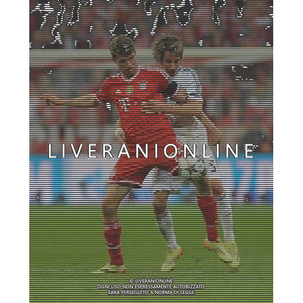 29.04.2014, Allianz Arena, Muenchen, GER, UEFA CL, FC Bayern Muenchen vs Real Madrid, Halbfinale, Ruckspiel, im Bild Thomas Mueller (FC Bayern Muenchen) vor Fabio Coentrao (Real Madrid) // during the UEFA Champions League Round of 4, 2nd Leg Match between FC Bayern Munich vs Real Madrid at the Allianz Arena in Muenchen, Germany on 2014/04/30. EXPA Pictures © 2014, PhotoCredit: EXPA/ Eibner-Pressefoto/ Stuetzle *****ATTENTION - OUT of GER***** ©PHOTOSHOT/AGENZIA ALDO LIVERANI SAS - ITALY ONLY - EDITORIAL USE ONLY - BAYERN MONACO - REAL MADRID SEMIFINALE DI RITORNO CHAMPIONS LEAGUE