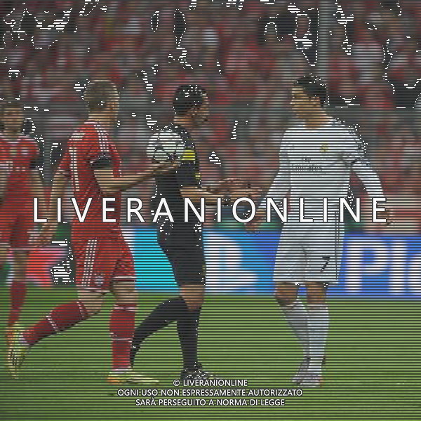 29.04.2014, Allianz Arena, Muenchen, GER, UEFA CL, FC Bayern Muenchen vs Real Madrid, Halbfinale, Ruckspiel, im Bild vl. Bastian Schweinsteiger (FC Bayern Muenchen), Schiedsrichter Pedro Proenca (Portugal) und Cristiano Ronaldo (Real Madrid) // during the UEFA Champions League Round of 4, 2nd Leg Match between FC Bayern Munich vs Real Madrid at the Allianz Arena in Muenchen, Germany on 2014/04/30. EXPA Pictures © 2014, PhotoCredit: EXPA/ Eibner-Pressefoto/ Stuetzle *****ATTENTION - OUT of GER***** ©PHOTOSHOT/AGENZIA ALDO LIVERANI SAS - ITALY ONLY - EDITORIAL USE ONLY - BAYERN MONACO - REAL MADRID SEMIFINALE DI RITORNO CHAMPIONS LEAGUE