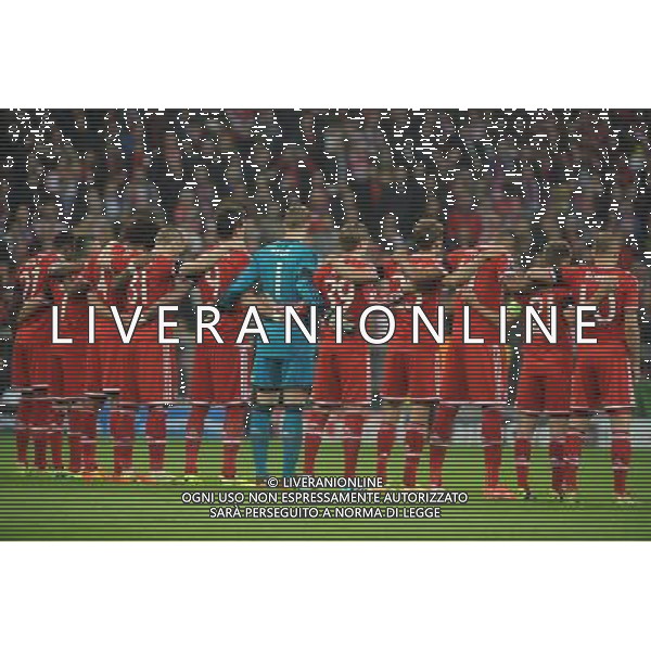 29.04.2014, Allianz Arena, Muenchen, GER, UEFA CL, FC Bayern Muenchen vs Real Madrid, Halbfinale, Ruckspiel, im Bild Schweigeminute fuer fŸr die beiden verstorbenen, ehemaligen Trainer Tito Vilanova (Barcelona) und Vujadin Boskov (Real Madrid) // during the UEFA Champions League Round of 4, 2nd Leg Match between FC Bayern Munich vs Real Madrid at the Allianz Arena in Muenchen, Germany on 2014/04/30. EXPA Pictures © 2014, PhotoCredit: EXPA/ Eibner-Pressefoto/ Stuetzle *****ATTENTION - OUT of GER***** ©PHOTOSHOT/AGENZIA ALDO LIVERANI SAS - ITALY ONLY - EDITORIAL USE ONLY - BAYERN MONACO - REAL MADRID SEMIFINALE DI RITORNO CHAMPIONS LEAGUE