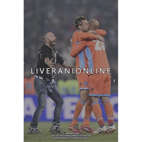 Roma - 03/05/2014 - Stadio Olimpico - Finale TIM CUP 2013-2014 - Fiorentina vs Napoli - nella foto: Un tifoso festeggia in campo con i giocatori / Ph. Fabrizio Corradetti - Ag. Aldo Liverani sas