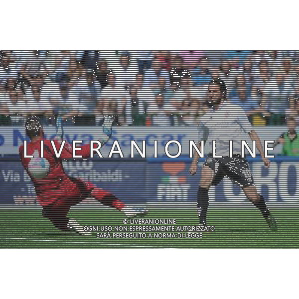 Vercelli 4-05-2014 Stadio Silvio Piola Campionato Lega PRO Prima Divisione girone A - 30å¡ giornata Pro Vercelli - Carrarese nella foto Iemmello segna 1 a 0 Pro Vercelli foto Roberto Garavaglia - ag. Aldo Liverani sas