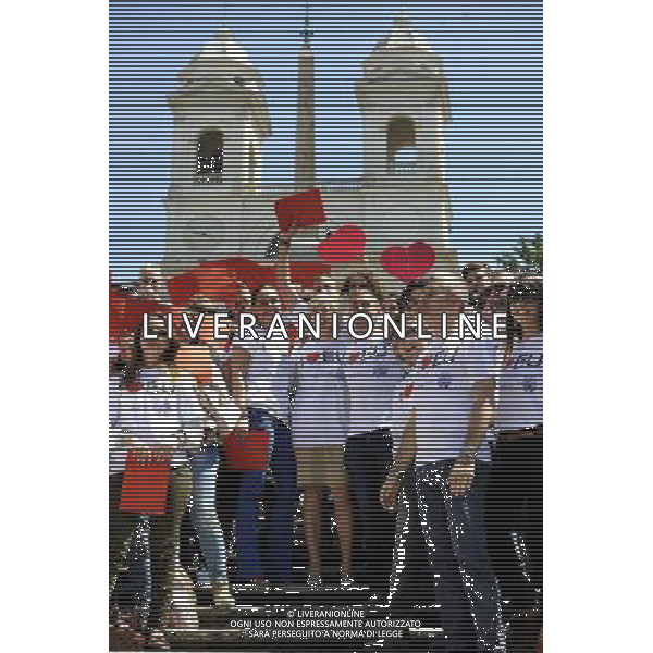 Roma - 09/05/2014 - Piazza di Spagna - Flash mob promosso dai giovani militanti e simpatizzanti di Scelta Civica di I LOVE EU in vista delle prossime elezioni europee - nella foto: Il ministro Stefania Giannini partecipa al flash mob / Ph. Fabrizio Corradetti - ag. Aldo Liverani Sas