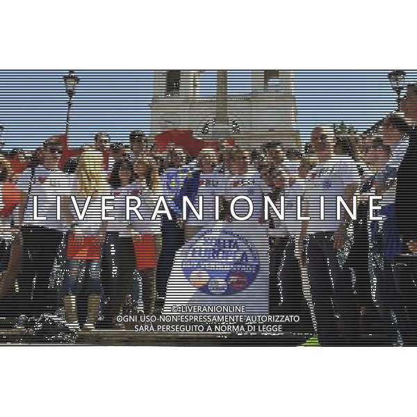 Roma - 09/05/2014 - Piazza di Spagna - Flash mob promosso dai giovani militanti e simpatizzanti di Scelta Civica di I LOVE EU in vista delle prossime elezioni europee - nella foto: Il ministro Stefania Giannini partecipa al flash mob / Ph. Fabrizio Corradetti - ag. Aldo Liverani Sas