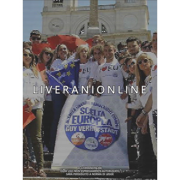 Roma - 09/05/2014 - Piazza di Spagna - Flash mob promosso dai giovani militanti e simpatizzanti di Scelta Civica di I LOVE EU in vista delle prossime elezioni europee - nella foto: Il ministro Stefania Giannini partecipa al flash mob / Ph. Fabrizio Corradetti - ag. Aldo Liverani Sas