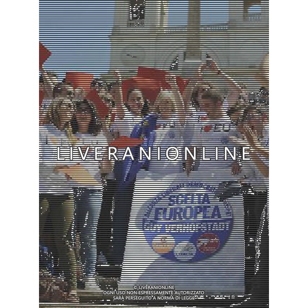 Roma - 09/05/2014 - Piazza di Spagna - Flash mob promosso dai giovani militanti e simpatizzanti di Scelta Civica di I LOVE EU in vista delle prossime elezioni europee - nella foto: Il ministro Stefania Giannini partecipa al flash mob / Ph. Fabrizio Corradetti - ag. Aldo Liverani Sas