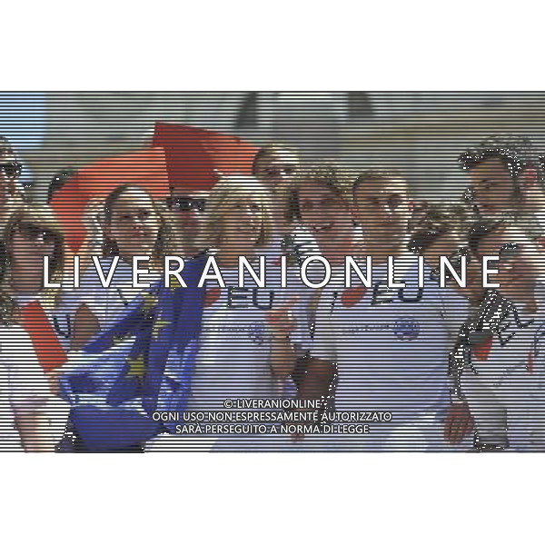 Roma - 09/05/2014 - Piazza di Spagna - Flash mob promosso dai giovani militanti e simpatizzanti di Scelta Civica di I LOVE EU in vista delle prossime elezioni europee - nella foto: Il ministro Stefania Giannini partecipa al flash mob / Ph. Fabrizio Corradetti - ag. Aldo Liverani Sas