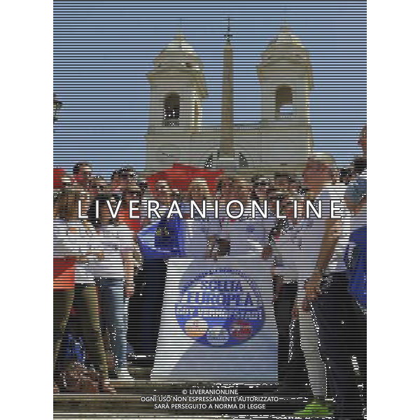 Roma - 09/05/2014 - Piazza di Spagna - Flash mob promosso dai giovani militanti e simpatizzanti di Scelta Civica di I LOVE EU in vista delle prossime elezioni europee - nella foto: Il ministro Stefania Giannini partecipa al flash mob / Ph. Fabrizio Corradetti - ag. Aldo Liverani Sas