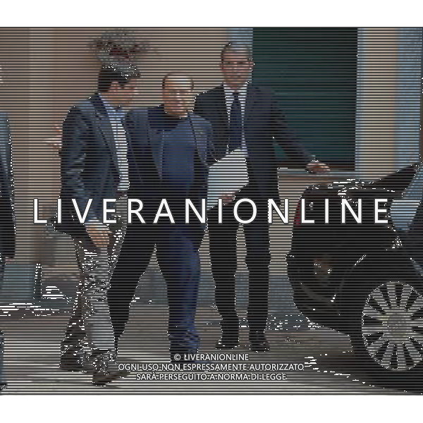 L\'uscita dell\'ex premier Silvio Berlusconi, nel primo giorno ai servizi sociali nella clinica per anziani Sacra Famiglia a Cesano Boscone -Milano 09 maggio 2014 ©Gazzaniga/AGENZIA ALDO LIVERANI SAS