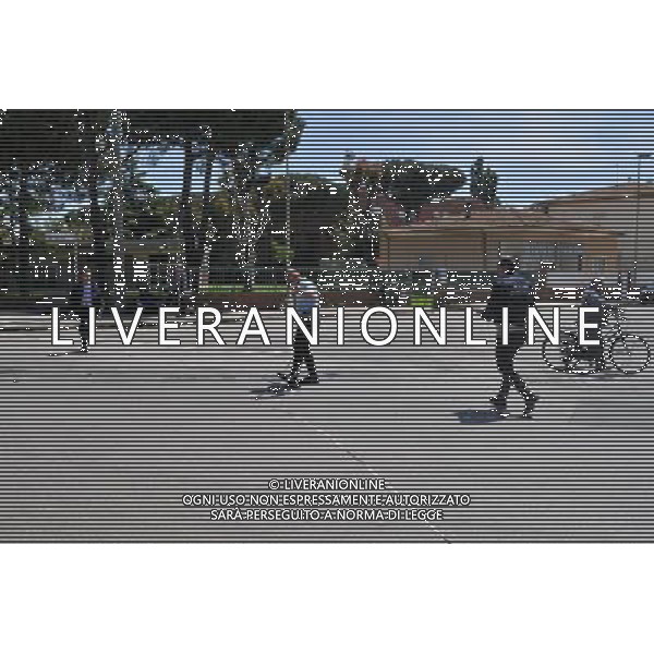Livorno incidente tra via delle sorgenti e via foscolo,l\'incidente  avvenuto intorno alle 13. Violento scontro fra un motorino e un\'auto con un ferito grave. Ad avere la peggio l\'uomo in sella allo scooter che ha riportato un serio trauma cranico con frattura del femore e della spalla. FOTOSIMONE LANARI-AG ALDO LIVERANI SAS