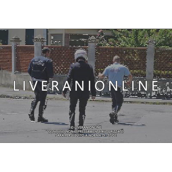 Livorno incidente tra via delle sorgenti e via foscolo,l\'incidente  avvenuto intorno alle 13. Violento scontro fra un motorino e un\'auto con un ferito grave. Ad avere la peggio l\'uomo in sella allo scooter che ha riportato un serio trauma cranico con frattura del femore e della spalla. FOTOSIMONE LANARI-AG ALDO LIVERANI SAS