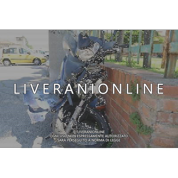 Livorno incidente tra via delle sorgenti e via foscolo,l\'incidente  avvenuto intorno alle 13. Violento scontro fra un motorino e un\'auto con un ferito grave. Ad avere la peggio l\'uomo in sella allo scooter che ha riportato un serio trauma cranico con frattura del femore e della spalla. FOTOSIMONE LANARI-AG ALDO LIVERANI SAS