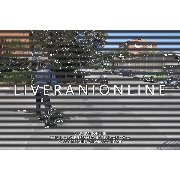 Livorno incidente tra via delle sorgenti e via foscolo,l\'incidente  avvenuto intorno alle 13. Violento scontro fra un motorino e un\'auto con un ferito grave. Ad avere la peggio l\'uomo in sella allo scooter che ha riportato un serio trauma cranico con frattura del femore e della spalla. FOTOSIMONE LANARI-AG ALDO LIVERANI SAS
