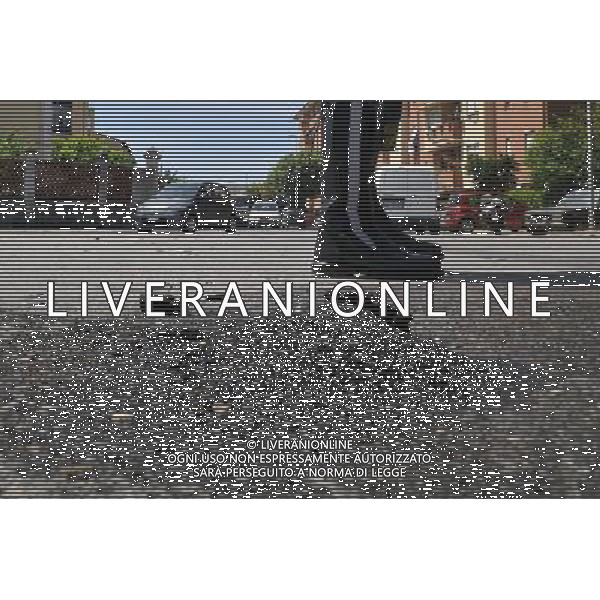 Livorno incidente tra via delle sorgenti e via foscolo,l\'incidente  avvenuto intorno alle 13. Violento scontro fra un motorino e un\'auto con un ferito grave. Ad avere la peggio l\'uomo in sella allo scooter che ha riportato un serio trauma cranico con frattura del femore e della spalla. FOTOSIMONE LANARI-AG ALDO LIVERANI SAS