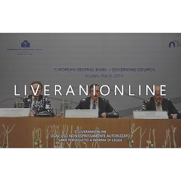 (140508) -- BRUSSELS, May 8, 2014 () -- Vice President of the European Central Bank (ECB) Vitor Constancio (L), President of the ECB Mario Draghi (C) and Gouvernor of the National Bank of Belgium Luc Coene (R) attend a press conference after the ECB governance meeting in Brussels, capital of Belgium, May 8, 2014. The ECB keeps interest rates on hold at a record low of 0.25 per cent. (/Ye Pingfan) AG ALDO LIVERANI SAS ONLY ITALY