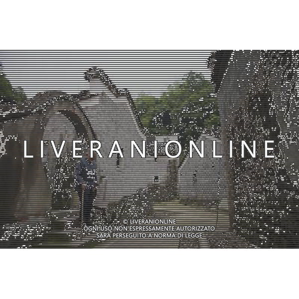 (140512) -- DUCHANG, May 12, 2014 () -- Wang Donghua (L), 89 years old, walks out of a stone building in Tumuyuan Village in Duchang County, east China\'s Jiangxi Province, May 11, 2014. Sitting in the northern part of Jiangxi, Tumuyuan Village features stone-made buildings and boasts of a long history. (/Fu Jianbin) (zc) ©photoshot/AGENZIA ALDO LIVERANI SAS - ITALY ONLY - EDITORIAL USE ONLY - Vedute del Villaggio Tumuyuan a Duchang County, a est della Cina Jiangxi con edifici in pietra, e vanta una lunga storia. 