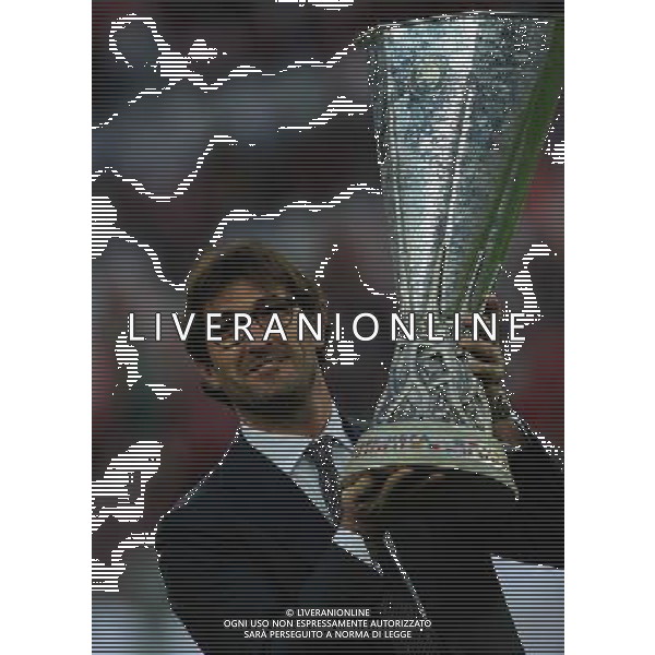 UEFA Europa League 2013/2014 Finale Torino - 14.05.2014 Siviglia-Benfica Nella Foto:ferrara ciro porta la coppa /Ph.Vitez-Ag. Aldo Liverani