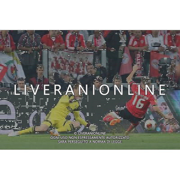 TURYN 14.05.2014 FINALOWY MECZ LIGA EUROPY SEZON 2013/14: SEVILLA FC - BENFICA LIZBONA --- UEFA EUROPA LEAGUE FINAL MATCH IN TURIN: SEVILLA FC - BENFICA LISBON JAN OBLAK GUILHERME SIQUEIRA FOT. PIOTR KUCZA/NEWSPIX.PL --- Newspix.pl ©NEWSPIX/AGENZIA ALDO LIVERANI SAS - ITALY ONLY - Siviglia - Benfica UEFA Europa League 2013/2014 Finale Torino - 14.05.2014 *** Local Caption *** www.newspix.pl mail us: info@newspix.pl call us: 0048 022 23 22 222 --- Polish Picture Agency by Ringier Axel Springer Poland