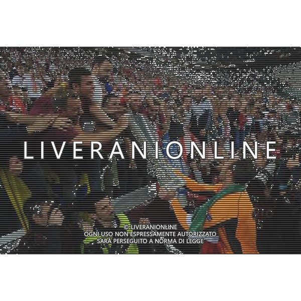 UEFA Europa League 2013/2014 Finale Torino - 14.05.2014 Siviglia-Benfica Nella Foto:beto porta la coppa ai tifosi /Ph.Vitez-Ag. Aldo Liverani