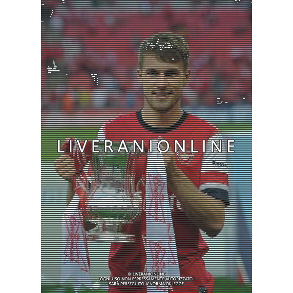 AARON RAMSEY WITH TROPHY ARSENAL FC V HULL CITY FC ARSENAL FC V HULL CITY FC, THE BUDWEISER FA CUP FINAL WEMBLEY STADIUM, LONDON, ENGLAND 17 May 2014 GAU80919 THE BUDWEISER FA CUP FINAL 2014 WARNING! This Photograph May Only Be Used For Newspaper And/Or Magazine Editorial Purposes. May Not Be Used For Publications Involving 1 player, 1 Club Or 1 Competition Without Written Authorisation From Football DataCo Ltd. For Any Queries, Please Contact Football DataCo Ltd on +44 (0) 207 864 9121 ag aldo liverani sas only italy
