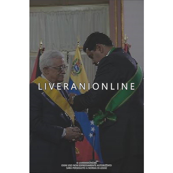 (140517) -- CARACAS, May 17, 2014 () -- Palestinian President Mahmoud Abbas (L) recives the Francisco de Miranda order from Venezuelan President Nicolas Maduro in Miraflores Palace in Caracas, Venezuela, on May 16, 2014. Mahmoud Abbas is making an official visit to Venezuela from May 15 to 17. (/Boris Vergara) AG ALDOL IVERANI SAS ONLY ITALY