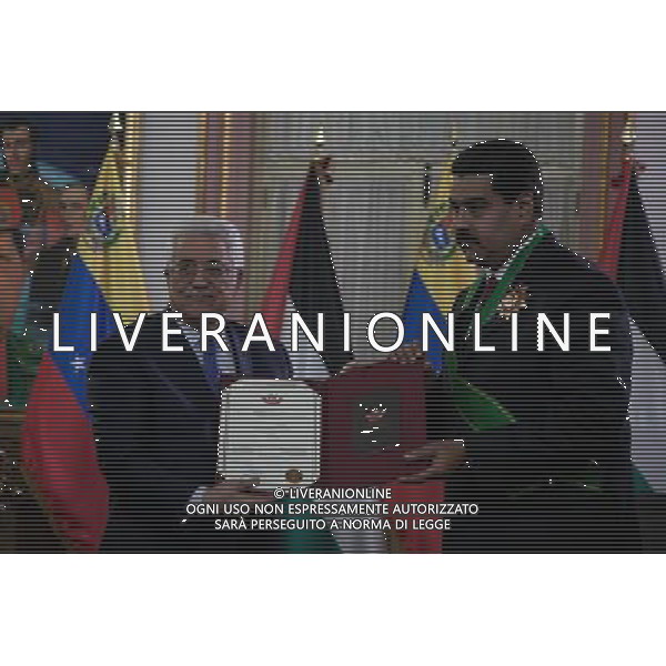 (140517) -- CARACAS, May 17, 2014 () -- Venezuelan President Nicolas Maduro (R) recieves the Palestine Star from Palestinian President Mahmoud Abbas in Miraflores Palace in Caracas, Venezuela, on May 16, 2014. Mahmoud Abbas is making an official visit to Venezuela from May 15 to 17. (/Boris Vergara) AG ALDOL IVERANI SAS ONLY ITALY