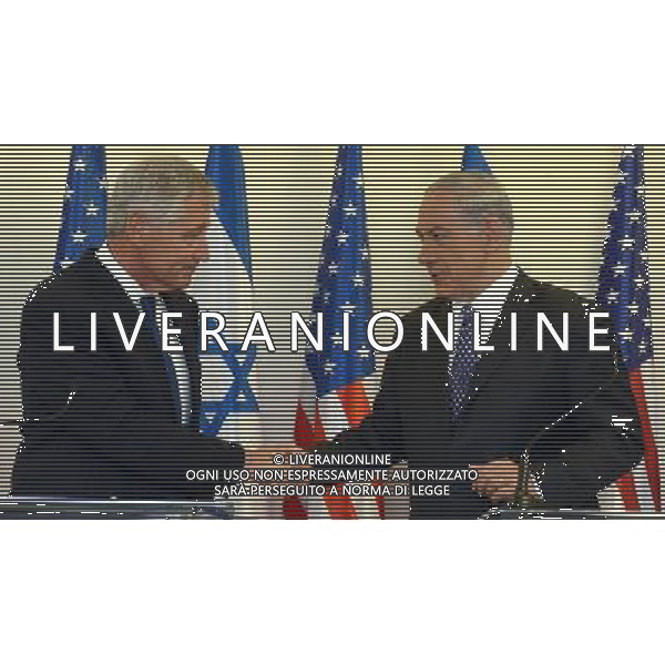 (140516) -- JERUSALEM, May 16, 2014 () -- Israeli Prime Minister Benjamin Netanyahu (R) shakes hands with visiting U.S. Secretary of Defense Chuck Hagel during a press conference at the Prime Minister\'s Office in Jerusalem, on May 16, 2014. Israel is not surprised by a UN report claiming Iran is pursing ballistic missile capabilities, Israeli Prime Minister Benjamin Netanyahu on Friday told visiting U.S. Secretary of Defense Chuck Hagel. (/GPO/Haim Zach) -ISRAEL OUT- ©PHOTOSHOT/Agenzia Aldo Liverani sas - ITALY ONLY - EDITORIAL USE ONLY ©photoshot/Agenzia Aldo Liverani sas - ITALY ONLY - EDITORIAL USE ONLY