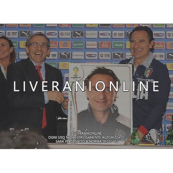 Raduno Nazionale Italiana in vista dei Mondiali di Calcio FIFA 2014 in Brasile Firenze - 20.05.2014 Conferenza Stampa Nella Foto:Prandelli Cesare riceve da Stefano Melegari della Panini la sua figurina /Ph.Vitez-Ag. Aldo Liverani