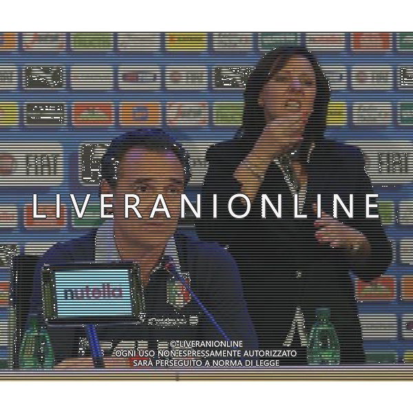 Raduno Nazionale Italiana in vista dei Mondiali di Calcio FIFA 2014 in Brasile Firenze - 20.05.2014 Conferenza Stampa Nella Foto:Prandelli Cesare e l\'interprete per i sordo muti /Ph.Vitez-Ag. Aldo Liverani