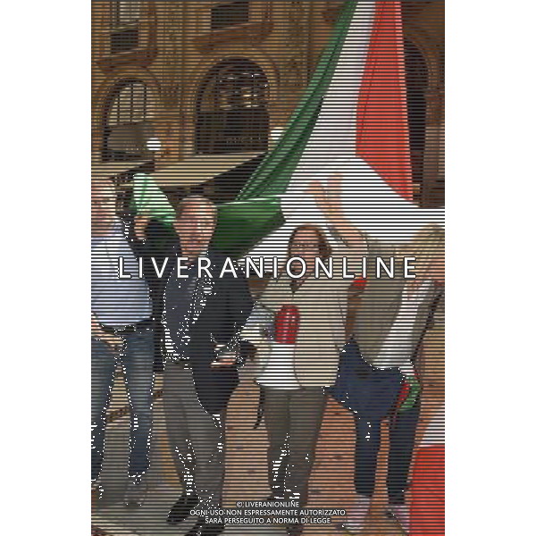 Milano piazza Duomo galleria Vittorio Emanuele Conferenza Fratelli D\'Italia con Ignazio La Russa e De Corato con striscione tricolore di 60 metri