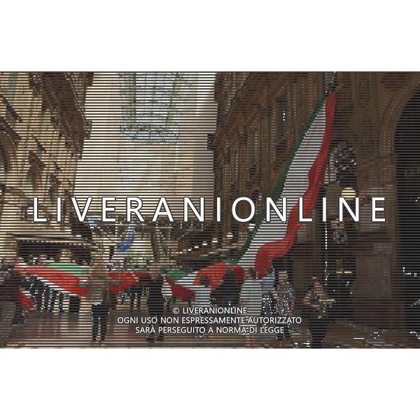 Milano piazza Duomo galleria Vittorio Emanuele Conferenza Fratelli D\'Italia con Ignazio La Russa e De Corato con striscione tricolore di 60 metri