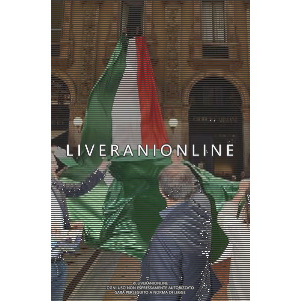 Milano piazza Duomo galleria Vittorio Emanuele Conferenza Fratelli D\'Italia con Ignazio La Russa e De Corato con striscione tricolore di 60 metri