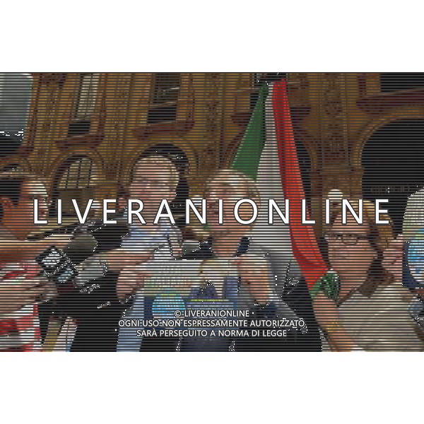 Milano piazza Duomo galleria Vittorio Emanuele Conferenza Fratelli D\'Italia con Ignazio La Russa e De Corato con striscione tricolore di 60 metri