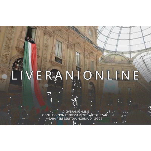 Milano piazza Duomo galleria Vittorio Emanuele Conferenza Fratelli D\'Italia con Ignazio La Russa e De Corato con striscione tricolore di 60 metri
