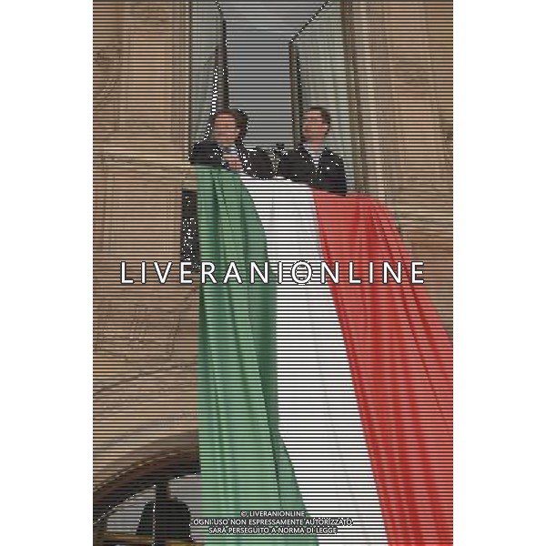 Milano piazza Duomo galleria Vittorio Emanuele Conferenza Fratelli D\'Italia con Ignazio La Russa e De Corato con striscione tricolore di 60 metri