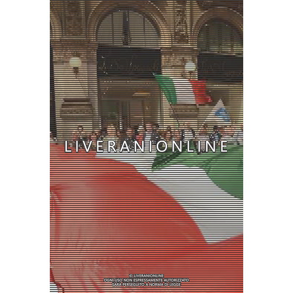 Milano piazza Duomo galleria Vittorio Emanuele Conferenza Fratelli D\'Italia con Ignazio La Russa e De Corato con striscione tricolore di 60 metri