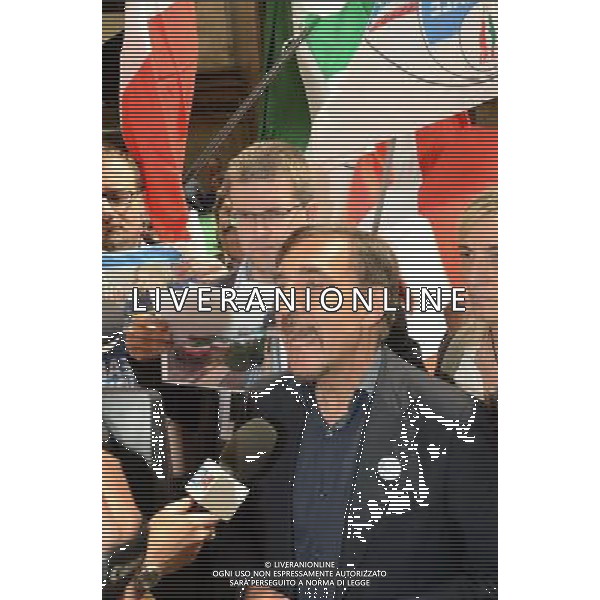 Milano piazza Duomo galleria Vittorio Emanuele Conferenza Fratelli D\'Italia con Ignazio La Russa e De Corato con striscione tricolore di 60 metri
