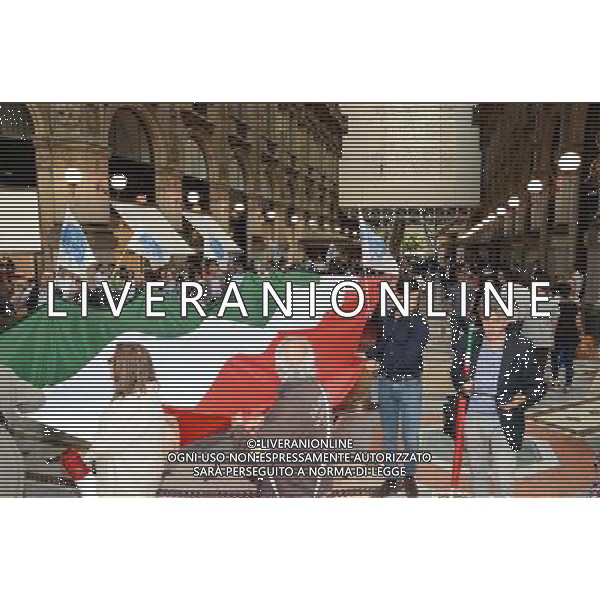 Milano piazza Duomo galleria Vittorio Emanuele Conferenza Fratelli D\'Italia con Ignazio La Russa e De Corato con striscione tricolore di 60 metri