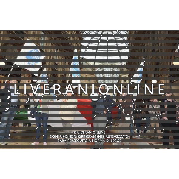 Milano piazza Duomo galleria Vittorio Emanuele Conferenza Fratelli D\'Italia con Ignazio La Russa e De Corato con striscione tricolore di 60 metri