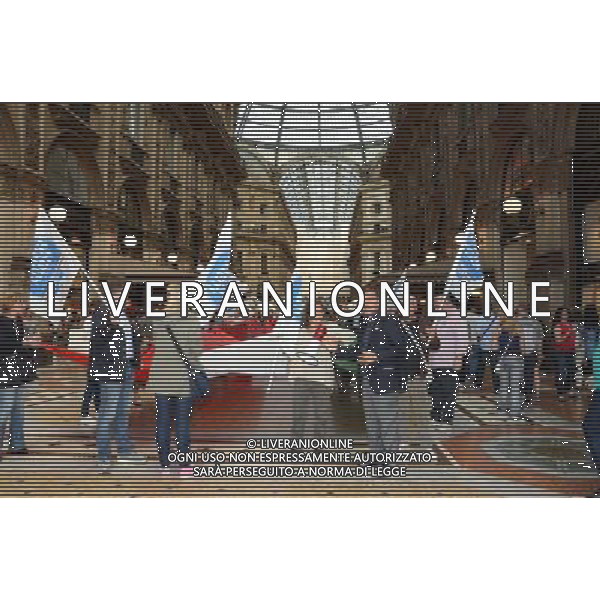 Milano piazza Duomo galleria Vittorio Emanuele Conferenza Fratelli D\'Italia con Ignazio La Russa e De Corato con striscione tricolore di 60 metri