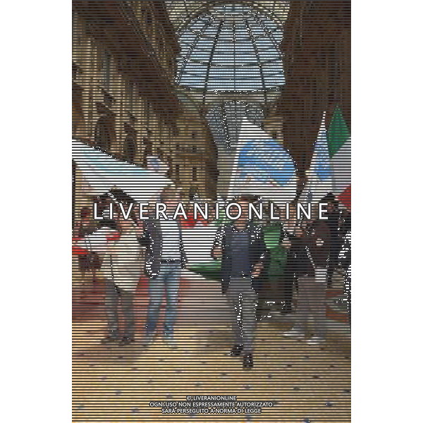 Milano piazza Duomo galleria Vittorio Emanuele Conferenza Fratelli D\'Italia con Ignazio La Russa e De Corato con striscione tricolore di 60 metri